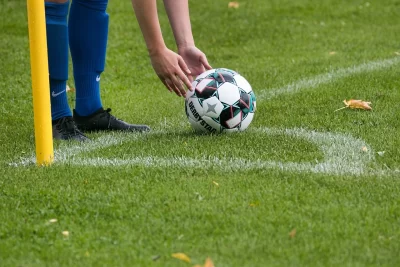 Jak stworzyć przytulny kącik na tarasie – deski kompozytowe i pergole dla łóżek 90 x 200