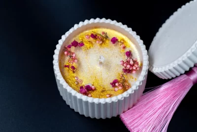 Naturalna magia świec sojowych i zapachowych patyczków w Twoim domu