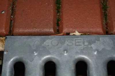 Czysta woda z deszczu – zbiorniki na deszczówkę i przydomowe oczyszczalnie ścieków